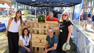 L'équipe du Fonds forestier présente sur le stand d'Husqvarna, à Forexpo, avec, de gauche à droite : Florine Bordes (stagiaire de l'association), Sabrina Pantier (directrice générale d'Husqvarna France), Christophe Nieuwenhuijsen (responsable produit chez Husqvarna), Frédéric Bordes, président du Fonds forestier, et Isabelle Serena Bonneau, directrice du Fonds forestier.