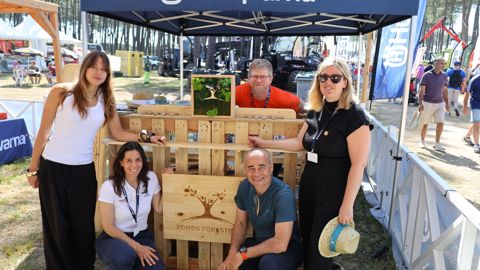 L'équipe du Fonds forestier présente sur le stand d'Husqvarna, à Forexpo, avec, de gauche à droite : Florine Bordes (stagiaire de l'association), Sabrina Pantier (directrice générale d'Husqvarna France), Christophe Nieuwenhuijsen (responsable produit chez Husqvarna), Frédéric Bordes, président du Fonds forestier, et Isabelle Serena Bonneau, directrice du Fonds forestier.