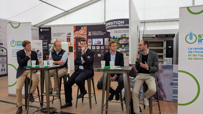 De gauche à droite : Martin Ducroquet (DG de Sencrop), Félix Bonduelle (cofondateur de Javelot et membre du bureau de la Ferme digitale), Charles de Bohan (représentant l’incubateur Quest For Change) et Thibaut Leclercq (dirigeant de BioFerm’Tech).