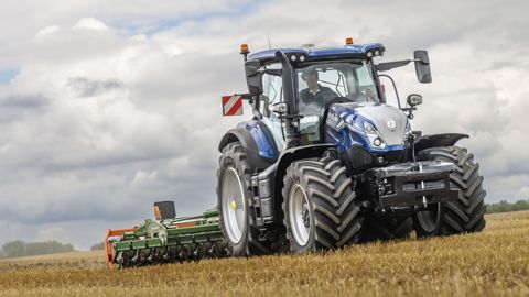 New Holland donne un coup de jeune à ses T7 à châssis standard. Le design extérieur et l’habitacle ont été revus. New Holland donne un coup de jeune à ses T7 à châssis standard. Le design extérieur et l’habitacle ont été revus.