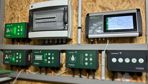 Les boîtiers de gestion de la ventilation et de l'éclairage peuvent être pilotés par les capteurs disposés dans la nurserie. Les boîtiers de gestion de la ventilation et de l'éclairage peuvent être pilotés par les capteurs disposés dans la nurserie.