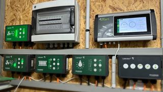 Les boîtiers de gestion de la ventilation et de l'éclairage peuvent être pilotés par les capteurs disposés dans la nurserie. Les boîtiers de gestion de la ventilation et de l'éclairage peuvent être pilotés par les capteurs disposés dans la nurserie.