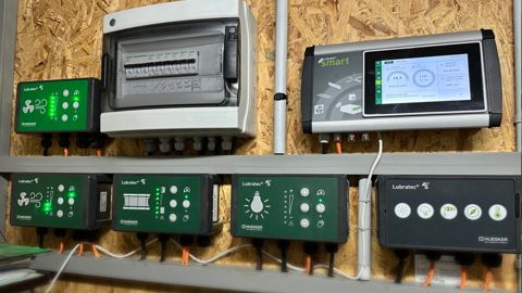 Les boîtiers de gestion de la ventilation et de l'éclairage peuvent être pilotés par les capteurs disposés dans la nurserie. Les boîtiers de gestion de la ventilation et de l'éclairage peuvent être pilotés par les capteurs disposés dans la nurserie.