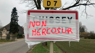 Dans le Jura, des agriculteurs ont protesté contre l'accord avec les pays du Mercosur. Dans le Jura, des agriculteurs ont protesté contre l'accord avec les pays du Mercosur.