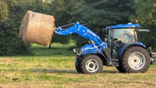 La dernière génération de tracteurs New Holland T5S offre une visibilité idéale pour les travaux au chargeur frontal. La dernière génération de tracteurs New Holland T5S offre une visibilité idéale pour les travaux au chargeur frontal.