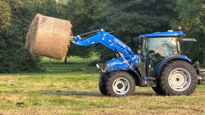 La dernière génération de tracteurs New Holland T5S offre une visibilité idéale pour les travaux au chargeur frontal.