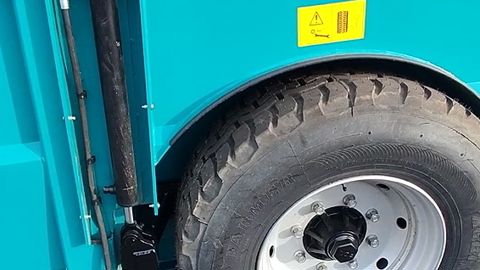 Sur la bétaillère Rolland, le surbaisser est couplé à une suspension active.