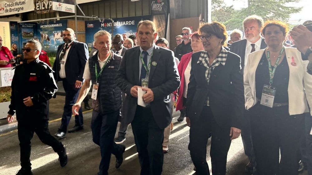 Didier Lucas au centre aux côtés de la ministre de l'agriculture Annie Genevard le 16 septembre au Space