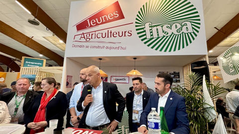 Lors d'un point avec la presse au Space le 17 septembre 2025, les représentants de la FNSEA et de Jeunes Agriculteurs, Arnaud Rousseau (au centre) et Charles Fossé (à droite), ont de nouveau appelé les agriculteurs à manifester le 26 septembre prochain.