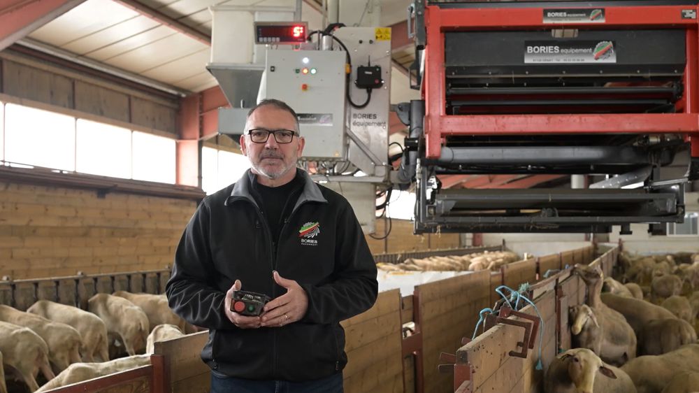 Paillage et affouragement facilités avec les automates suspendus sur rail