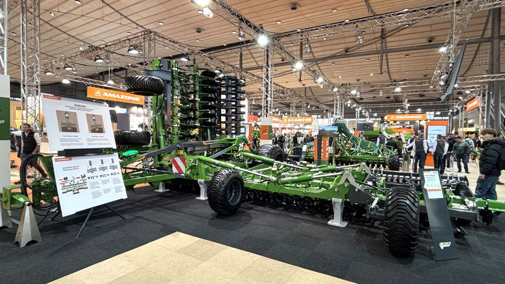 Le Catros+ 12003-2TX atteind les 12 m de largeur de travail. Il arbore un nouveau châssis afin de s’équiper de rouleaux doubles à l’arrière.