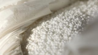 « Sur la base d’une comparaison entre les prix pratiqués sur les marchés internationaux représentatifs et ceux observés dans le pays concerné, la plainte établit que les distorsions sur les matières premières semblent se traduire par des prix sensiblement inférieurs aux prix pratiqués sur les marchés internationaux représentatifs », informe l’avis. « Sur la base d’une comparaison entre les prix pratiqués sur les marchés internationaux représentatifs et ceux observés dans le pays concerné, la plainte établit que les distorsions sur les matières premières semblent se traduire par des prix sensiblement inférieurs aux prix pratiqués sur les marchés internationaux représentatifs », informe l’avis.