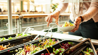 Treize associations s'associent dans le cadre des élections municipales en formulant dix recommandations aux futurs élus pour favoriser l'accès à une alimentation durable et de qualité. Treize associations s'associent dans le cadre des élections municipales en formulant dix recommandations aux futurs élus pour favoriser l'accès à une alimentation durable et de qualité.