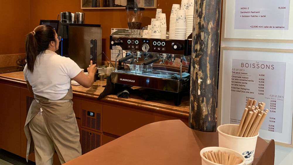 Le coin café de la boulangerie-­pâtisserie Pleincœur (Paris 17e).