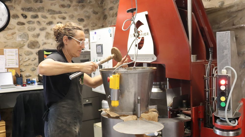 Dans son moulin, Séverine Belle presse les noix selon la méthode traditionnelle du Dauphiné.