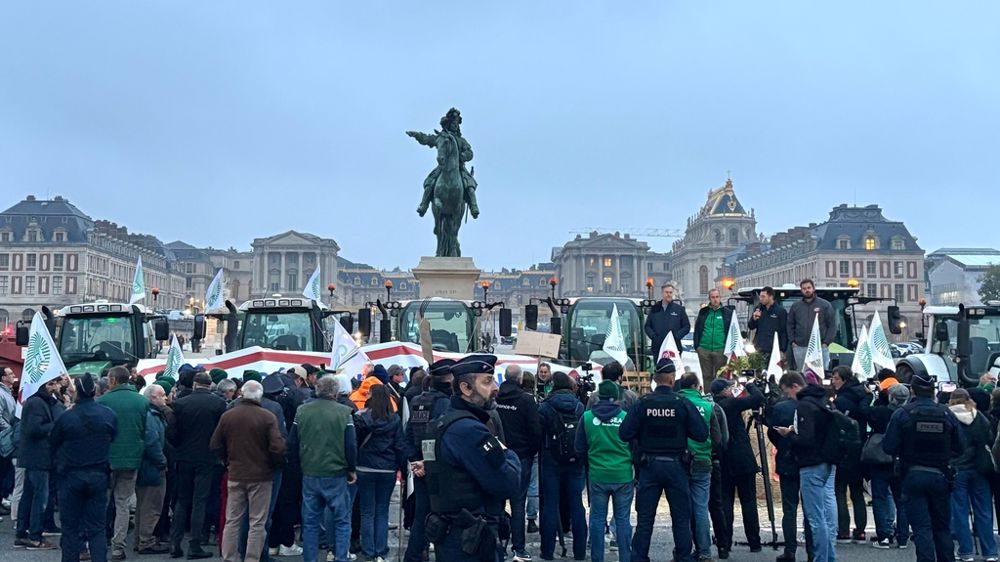 Une centaine d'agriculteurs sont venus de toute l'Ile-de-France pour manifester contre l'accord UE-Mercour à Versailles le 26 septembre.