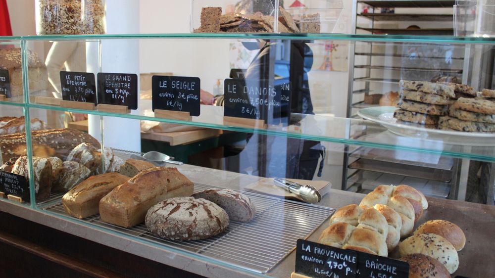 À Laxou, près de Nancy, Regain est inspiré du livre du même nom de Jean Giono, de la deuxième coupe du foin ; et est un clin d’œil à la reconversion des deux créatrices du fonds, le mot étant synonyme de renouveau.