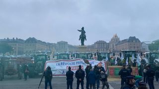 « Nous interpellons Emmanuel Macron en charge des questions internationales, et demandons un rendez-vous au Premier ministre, au plus vite », a lancé Arnaud Rousseau, le président de la FNSEA lors d'une manifestation devant le château de Versailles.