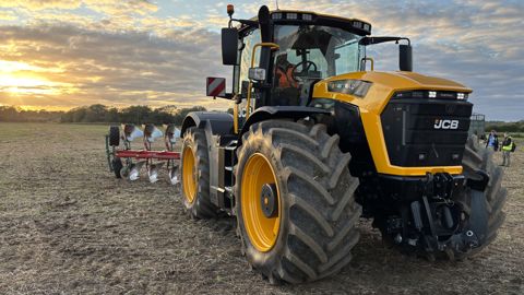 JCB Fastrac 6000, deux tracteurs entre les séries 4000 et 8000 JCB Fastrac 6000, deux tracteurs entre les séries 4000 et 8000
