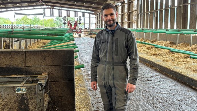 Mathieu Clermont : « La scarification des sols ne supprime pas totalement les glissades, mais les vaches ont alors beaucoup moins de difficultés à se relever. »