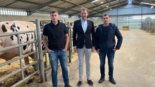 Vincent Jouan (à gauche) et Alain Jouan (à droite), co-directeurs du CIA de Crespelle, ont reçu René Coumans, directeur d'United Sires, pour marquer le partenariat entre les deux structures. Vincent Jouan (à gauche) et Alain Jouan (à droite), co-directeurs du CIA de Crespelle, ont reçu René Coumans, directeur d'United Sires, pour marquer le partenariat entre les deux structures.