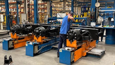 L'usine de Colaert Essieux emploie 140 personnes et s’étend sur 30 000 m² à Steenbecque, dans le Nord.