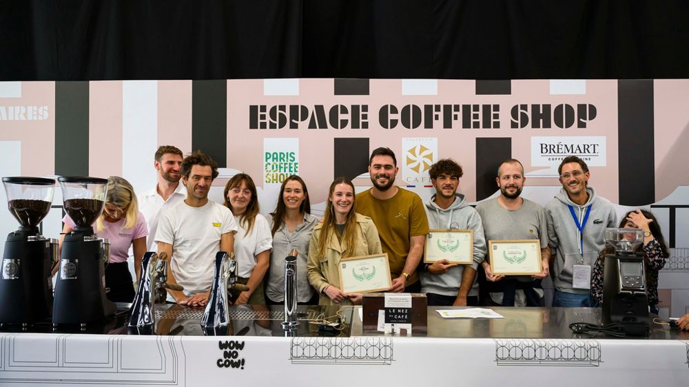 Enzo et Amélie Argueta (au centre) entourés des autres lauréats du concours.