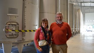 Philippe Arancini et Magalie Thillac, producteurs de tournesol bio, devant les six cuves de 30 000 litres de stockage, de la nouvelle huilerie bio de Val de Gascogne, à Gimont (Gers). Philippe Arancini et Magalie Thillac, producteurs de tournesol bio, devant les six cuves de 30 000 litres de stockage, de la nouvelle huilerie bio de Val de Gascogne, à Gimont (Gers).