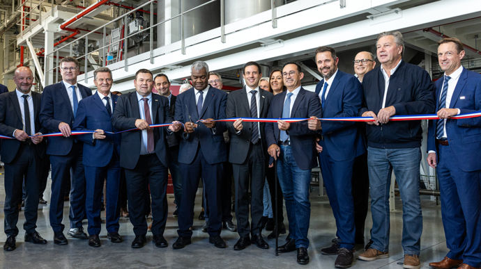 La nouvelle ligne de production de protéines texturées de Limagrain Ingredients a été inaugurée, lundi 6 octobre, à Saint-Ignat (Puy-de-Dôme) en présence du président de Limagrain, Sébastien Vidal (4e en partant de la g.), et du DG, Sébastien Chauffaut (6e).