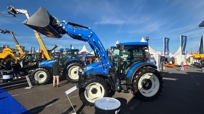 New Holland présente sa dernière génération de tracteurs T5S, avec des engins plus puissants, plus maniables et plus connectés, déclinés en trois modèles de 90, 101 et 110 ch. Parmi les améliorations, le Dynamic Start-Stop permet des arrêts et des démarrages sans effort d’un seul pied.