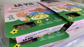 Les députés européens vont examiner un texte visant à interdire les termes comme « saucisse », « hamburger », ou « escalope » sur les produits végétariens imitant la viande. Les députés européens vont examiner un texte visant à interdire les termes comme « saucisse », « hamburger », ou « escalope » sur les produits végétariens imitant la viande.