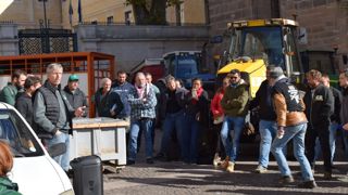 Plus de 100 personnes étaient réunies lundi devant la préfecture, à Cahors. Depuis, les réunions s’enchaînent avec la préfecture, la communauté de communes, les syndicats, la chambre d’agriculture… Plus de 100 personnes étaient réunies lundi devant la préfecture, à Cahors. Depuis, les réunions s’enchaînent avec la préfecture, la communauté de communes, les syndicats, la chambre d’agriculture…