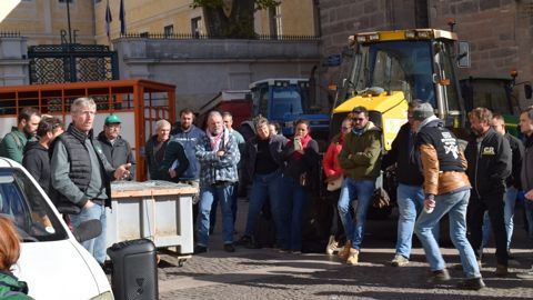 Plus de 100 personnes étaient réunies lundi devant la préfecture, à Cahors. Depuis, les réunions s’enchaînent avec la préfecture, la communauté de communes, les syndicats, la chambre d’agriculture… Plus de 100 personnes étaient réunies lundi devant la préfecture, à Cahors. Depuis, les réunions s’enchaînent avec la préfecture, la communauté de communes, les syndicats, la chambre d’agriculture…