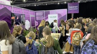 Aux WorldSkills mondiaux près de Lyon en 2024, les compétitions officielles étaient complétées par des ateliers et démonstrations de métiers pour les visiteurs.