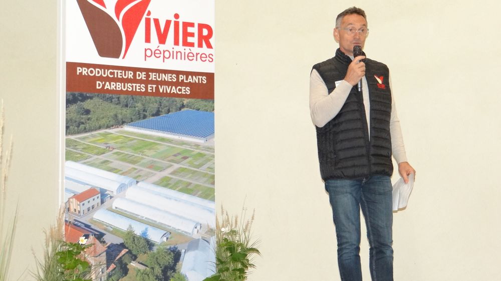 Damien Vivier présente la nouvelle image de sa pépinière.