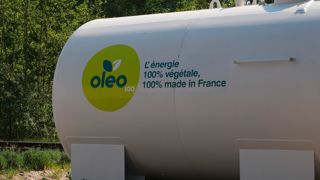 Selon un rapport commandité par l'organisation Transport et Environnement, la production des cultures destinées aux biocarburants « émet 16 % de CO2 en plus par rapport aux carburants fossiles qu’ils sont censés remplacer ».