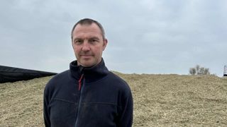 Gérard Grislain, en polyculture-élevage dans le Nord de la France, tire profit des coproduits d'industrie pour la finition de ses taurillons. Gérard Grislain, en polyculture-élevage dans le Nord de la France, tire profit des coproduits d'industrie pour la finition de ses taurillons.