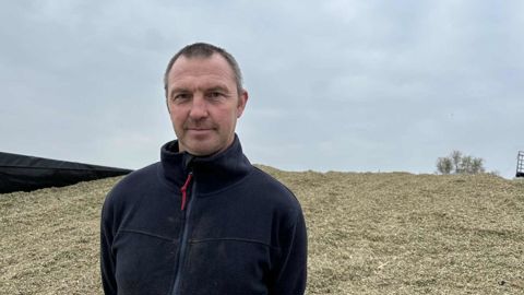 Gérard Grislain, en polyculture-élevage dans le Nord de la France, tire profit des coproduits d'industrie pour la finition de ses taurillons. Gérard Grislain, en polyculture-élevage dans le Nord de la France, tire profit des coproduits d'industrie pour la finition de ses taurillons.