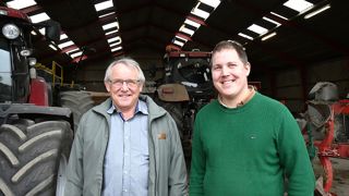 Frank avec son père, qui lui a transmis la ferme. Il vient toujours l'aider sur l'exploitation durant les gros travaux.