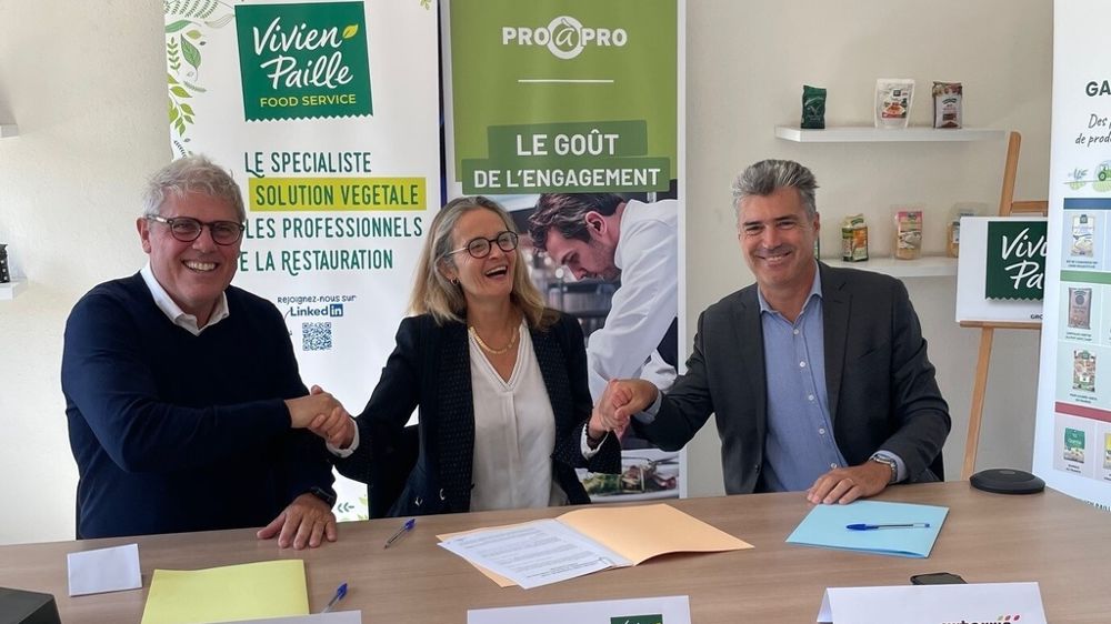 De gauche à droite, Antoine Fabry, DG de Pro à Pro, Barbara Ferrand-Lecocq, DG de Vivien Paille et Eric Foucault, DG d'Arterris. De gauche à droite, Antoine Fabry, DG de Pro à Pro, Barbara Ferrand-Lecocq, DG de Vivien Paille et Eric Foucault, DG d'Arterris.