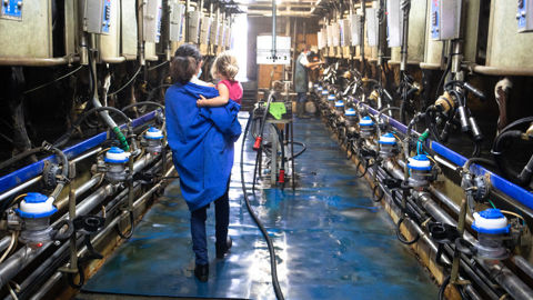 Un congé de naissance devra permettre aux parents de faire une pause de deux mois supplémentaires. Il devrait être indemnisé par la MSA. Un congé de naissance devra permettre aux parents de faire une pause de deux mois supplémentaires. Il devrait être indemnisé par la MSA.