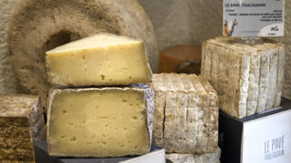 Avec la nouvelle formule de calcul, le fromage se situe dans le rouge dans la classification du label nutritionnel. Avec la nouvelle formule de calcul, le fromage se situe dans le rouge dans la classification du label nutritionnel.