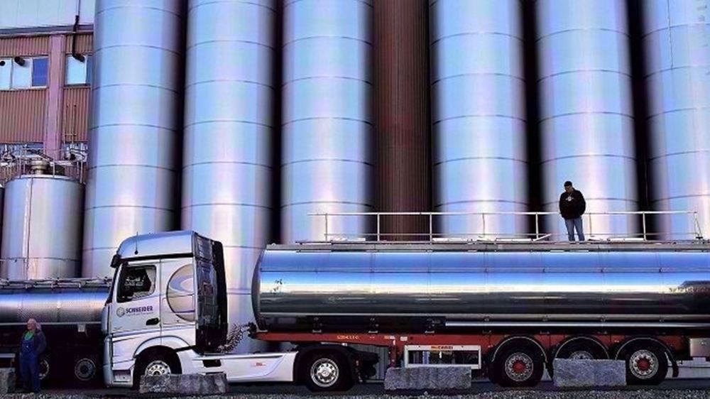 Camion de livraison de lait devant une laiterie