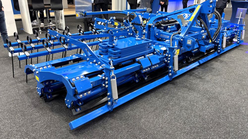 Les sections de rouleaux de 1,4 ou 1,6 m sont reliées au châssis par une sécurité par boudins en élastomère.