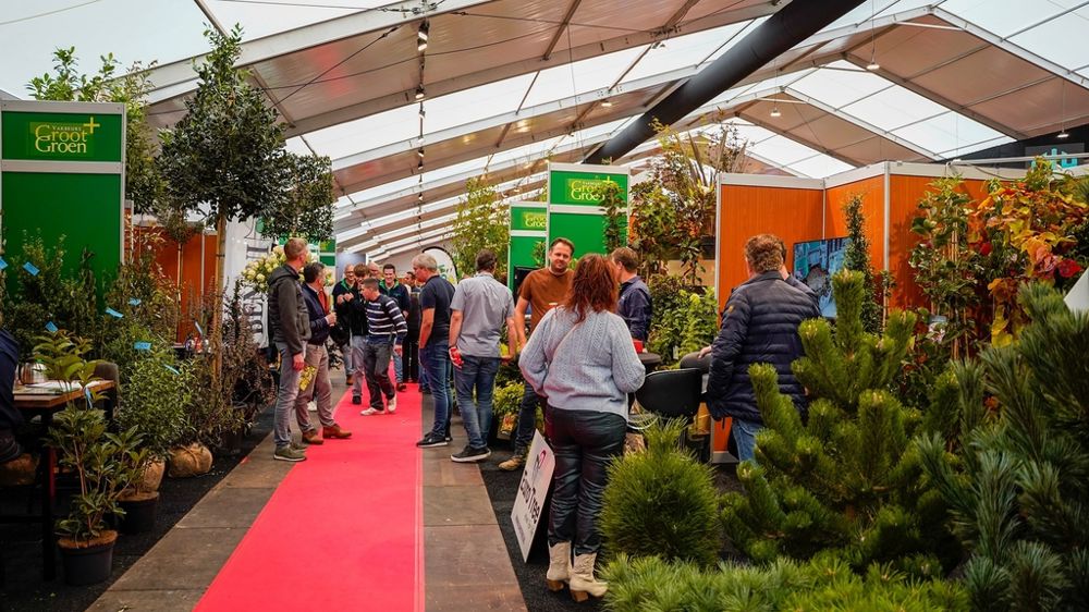 Organisé par les producteurs et pour les producteurs, GrootGroenPlus aux Pays-Bas est devenu, au fil du temps, un important rendez-vous d’affaires avec 37 % de visiteurs internationaux de 35 pays. Organisé par les producteurs et pour les producteurs, GrootGroenPlus aux Pays-Bas est devenu, au fil du temps, un important rendez-vous d’affaires avec 37 % de visiteurs internationaux de 35 pays.