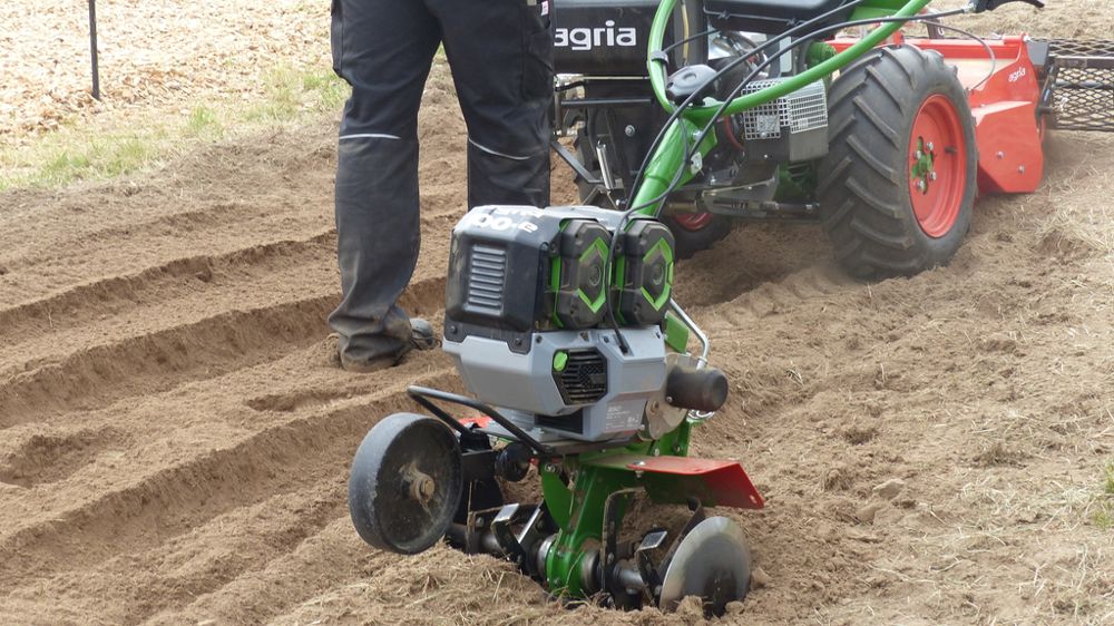 La motobineuse Agria avec moteur et batteries Ego Power.