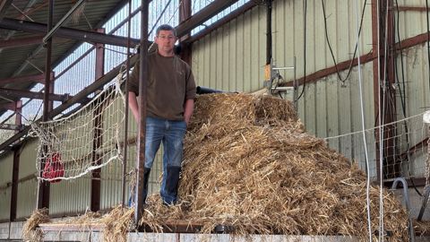 Sébastion Delbreil est pleinement satisfait du gain de temps et d’énergie que lui offre sa plateforme de paillage.