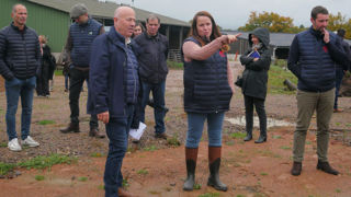 Ludivine Lot (ici à droite), agricultrice dans l'Allier, a pu obtenir un emprunt de 200 000 euros auprès de la Banque Populaire afin de racheter les parts sociales pour son installation. Ludivine Lot (ici à droite), agricultrice dans l'Allier, a pu obtenir un emprunt de 200 000 euros auprès de la Banque Populaire afin de racheter les parts sociales pour son installation.