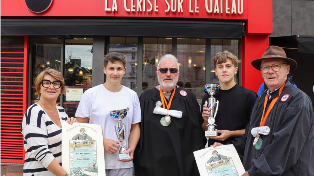 De gauche à droite : Marie Anne Le Lay, Nathan Fouché (2e prix), Pierre Thieulin, Bastien Potier (1er prix) et Michel André, président de la Confrérie des fins gourmets euréliens. De gauche à droite : Marie Anne Le Lay, Nathan Fouché (2e prix), Pierre Thieulin, Bastien Potier (1er prix) et Michel André, président de la Confrérie des fins gourmets euréliens.