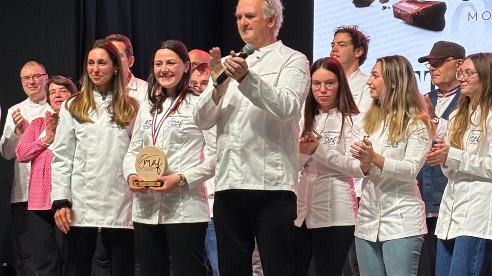 La gagnante Valentine Coiffard, entourée de Raoul Boulanger et des participants au concours MAF Chocolaterie. La gagnante Valentine Coiffard, entourée de Raoul Boulanger et des participants au concours MAF Chocolaterie.